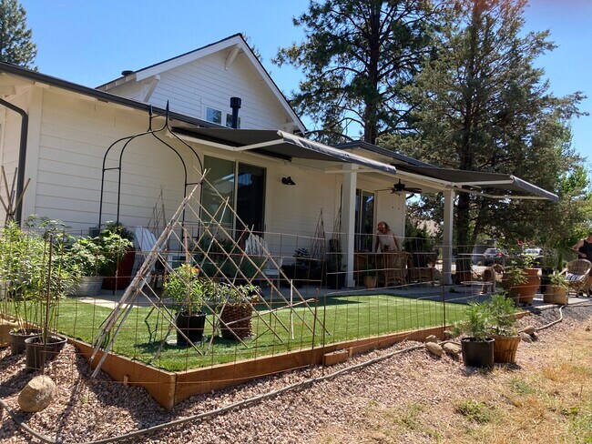 Building Photo - 1074 E Horse Back Trail