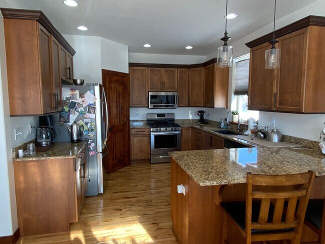 Building Photo - Spacious East Side Home with Mountain Views | 5 Bed, 3.5 Bath