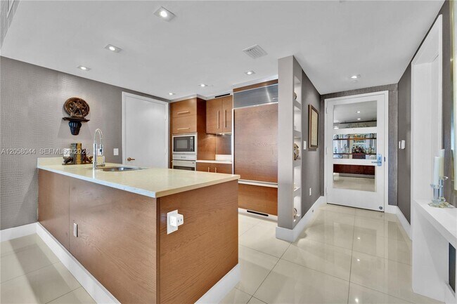 Foto del edificio - 475 Brickell Ave