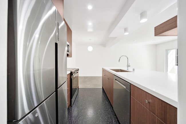 Building Photo - 7767 Hollywood Blvd