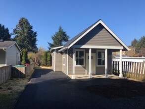 Building Photo - 307 SE Reef Ave