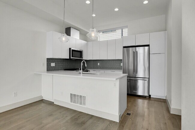 Foto del edificio - $3,100.00 - 2 Bedrooms, 2.2 Bathrooms, Townhouse in Denver with Roof Deck!