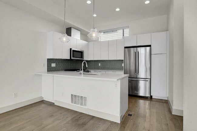 Foto del edificio - $3,200.00 - 2 Bedrooms, 2.2 Bathrooms, Tow...