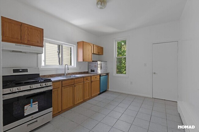 Foto del edificio - Spacious 4BR Apartment in Newark