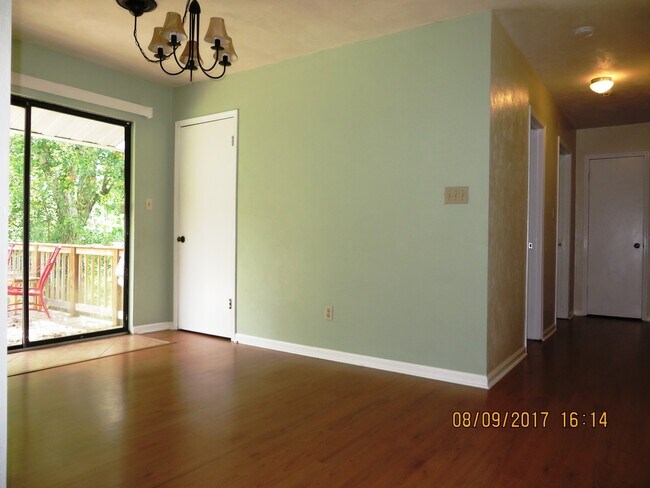 Foto del edificio - Charming 3 bedroom house for rent August 6, 2026, w/ a garage and privacy fenced back yard for $1...