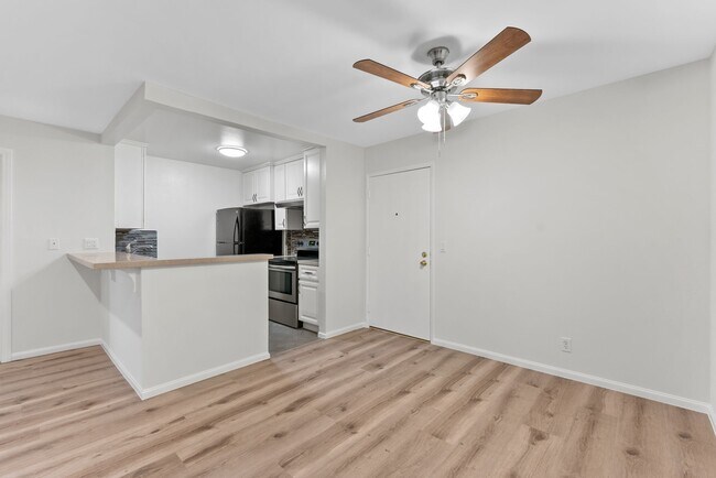 Foto del edificio - 8650 Gulana Ave