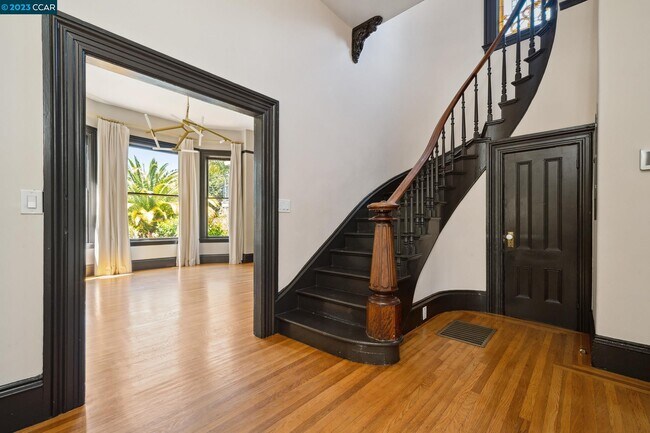 Building Photo - 2117 Santa Clara Ave