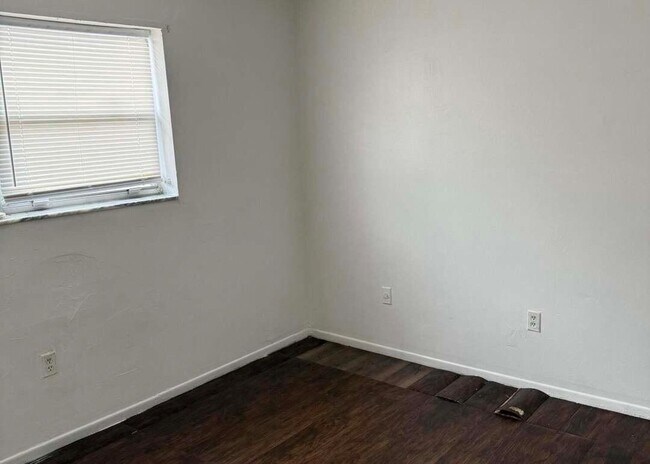 Foto del edificio - 5713 Candlewood Ave