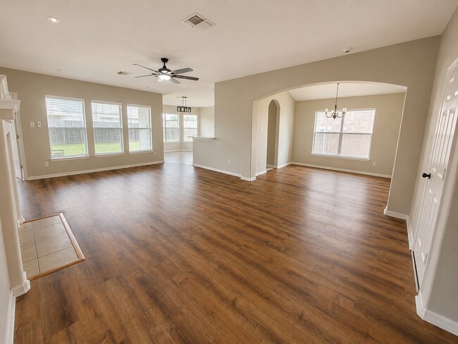 Building Photo - 5817 Village Grove Dr