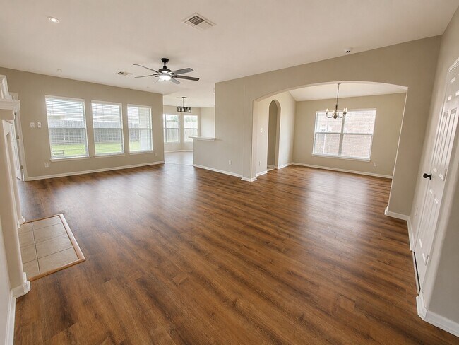 Foto del edificio - 5817 Village Grove Dr