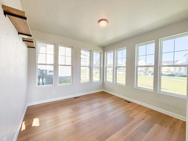 Foto del edificio - Bright - Open Floor Plan - Steps away from...
