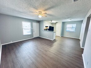 Building Photo - 5500 Rose Hill Cir