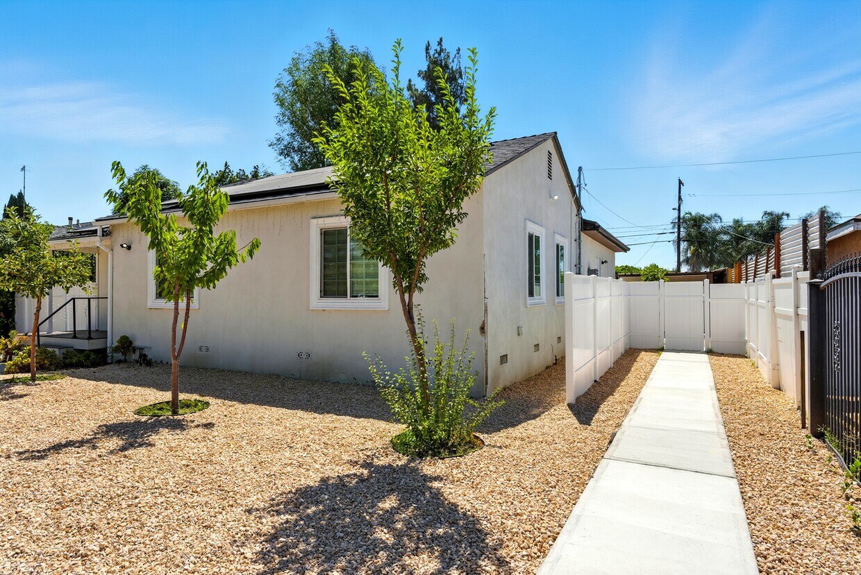 Foto principal - 13700 Branford St