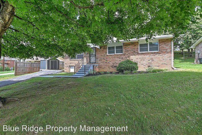 Building Photo - 3 br, 1.5 bath House - 1505 Stratford Road