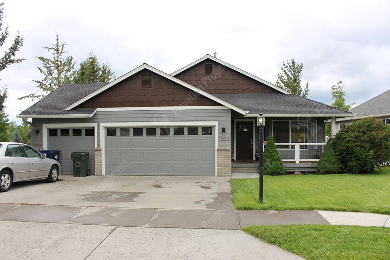 Foto principal - **Unfurnished** Spacious single-level 3 BR...