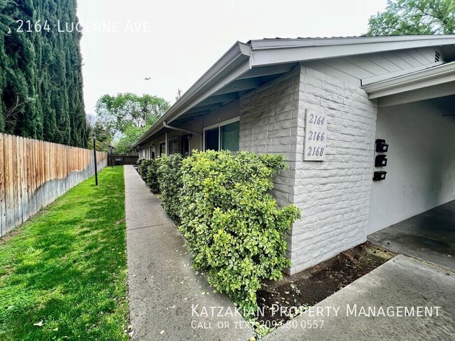 Building Photo - Single Story 2-Bedroom 1-Bath Triplex