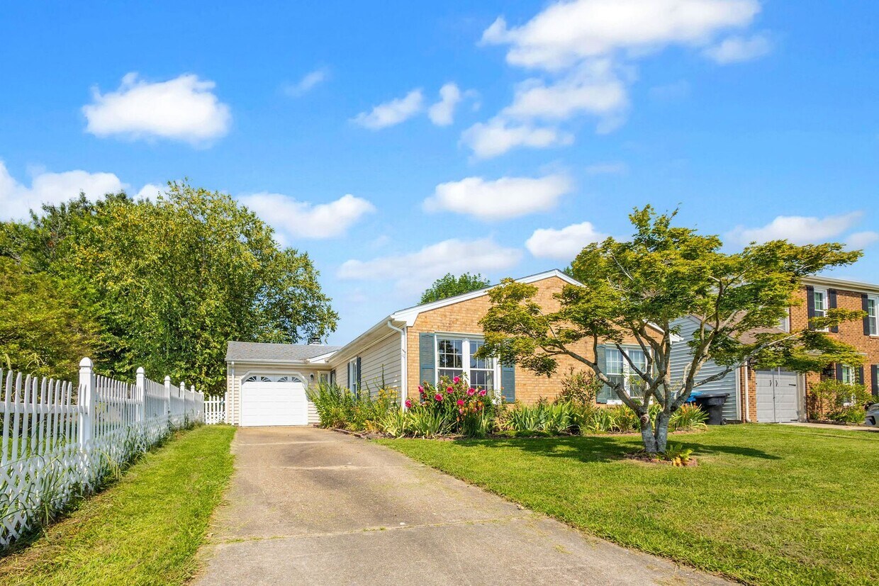 Foto principal - 3 Bed 2 Bath for Rent in Virginia Beach