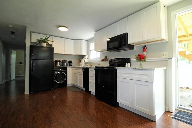 Building Photo - 5 Chambers St