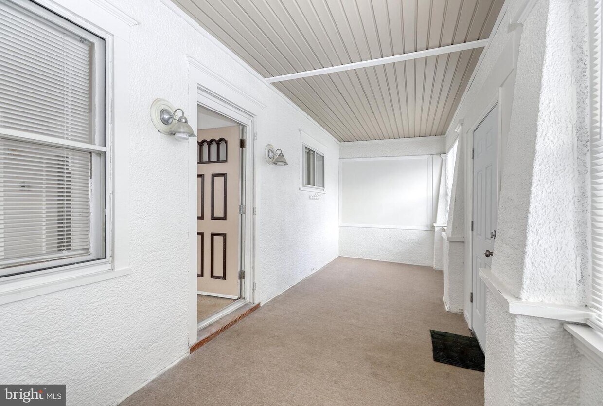 Primary Photo - 17 E Oakland Ave