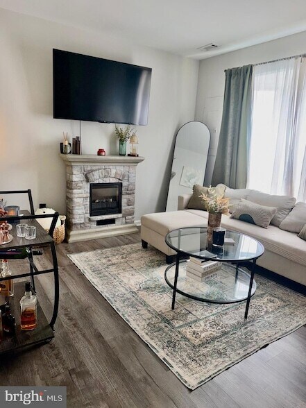 Foto del edificio - 415 Strathaven Ct