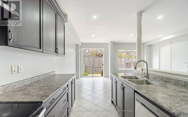 Building Photo - 6 Dufay Rd