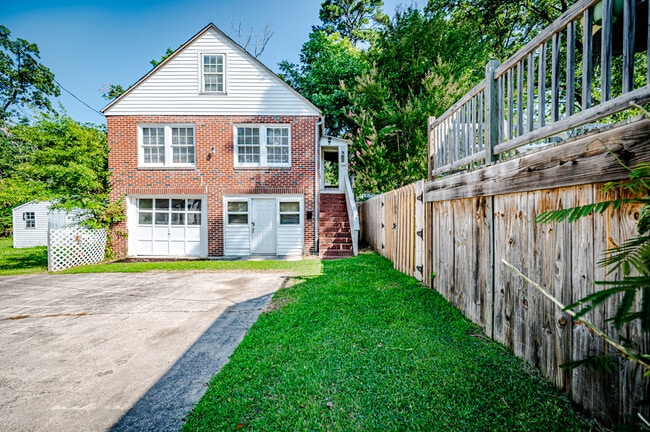 Building Photo - 508A W Chisholm St