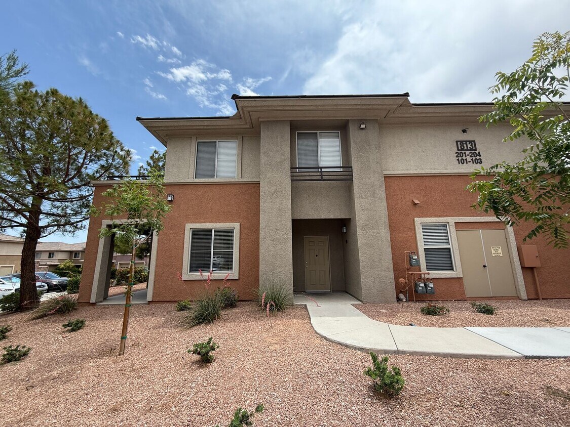 Foto principal - 813 Peachy Canyon Cir
