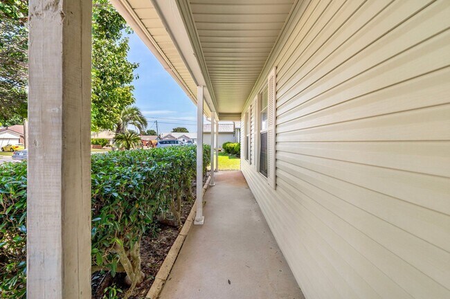 Building Photo - Cozy Home in Navarre!