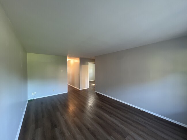 Foto del edificio - 3321 Daisy Ln