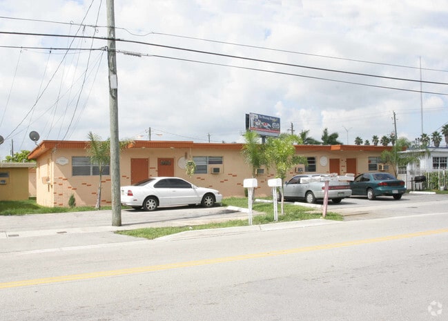 Building Photo - 1044-1046 Foster Rd, Hallandale Beach