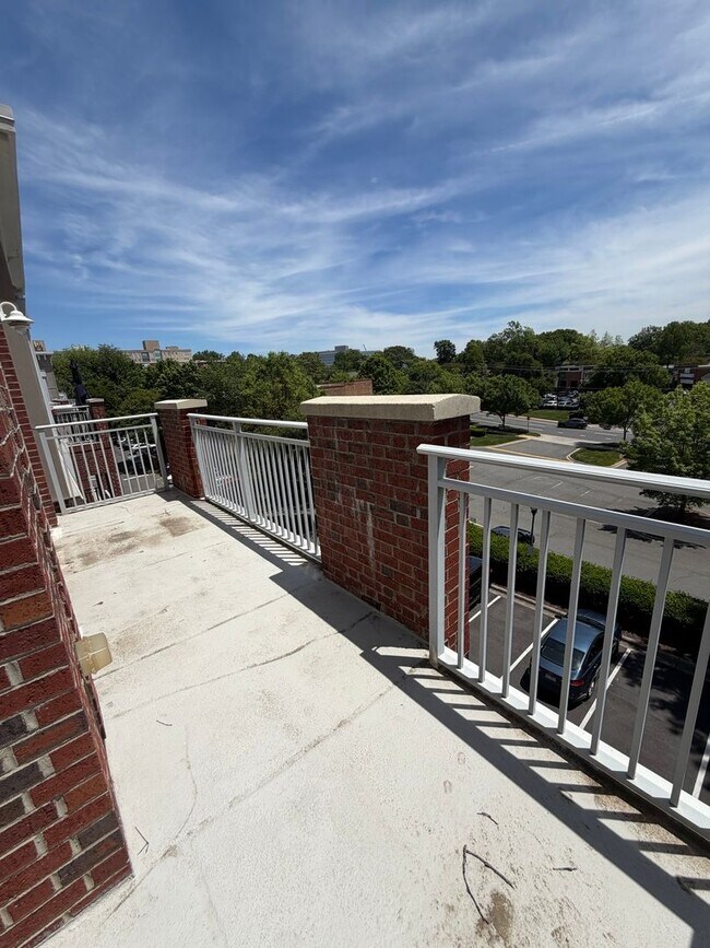 Foto del edificio - Top-Floor 2BR/2BA Corner Condo in the Heart of Dilworth Near Uptown Charlotte!