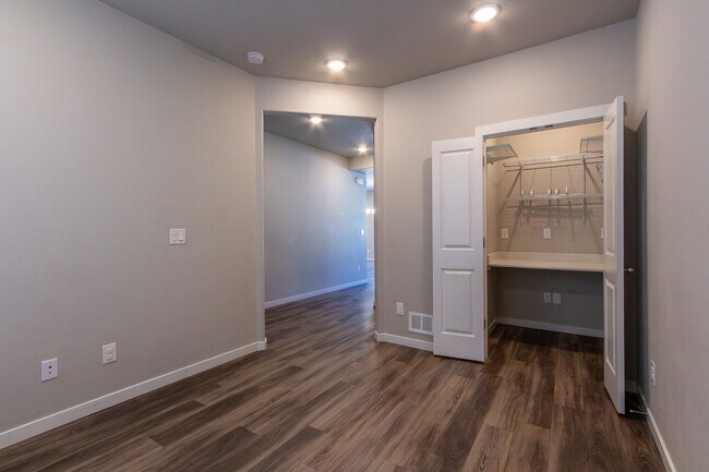 Foto del edificio - 8136 Lookout Ct