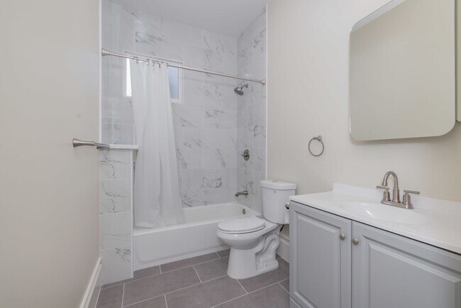 Foto del edificio - Fully Remodeled, Top Floor 3/2 Full Floor Flat W/ Bonus Room! In-Unit W/D!