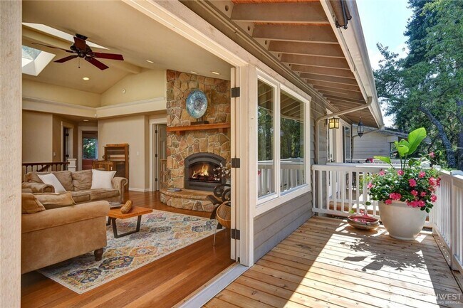 Building Photo - 5Bd/3.5Ba Newcastle House