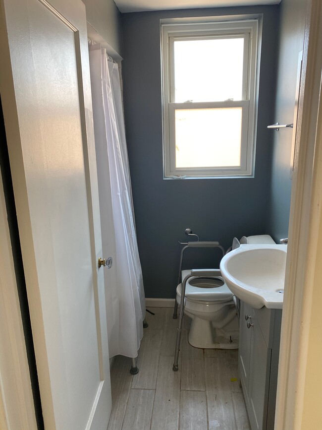 Bath - 1744 E 84th Pl