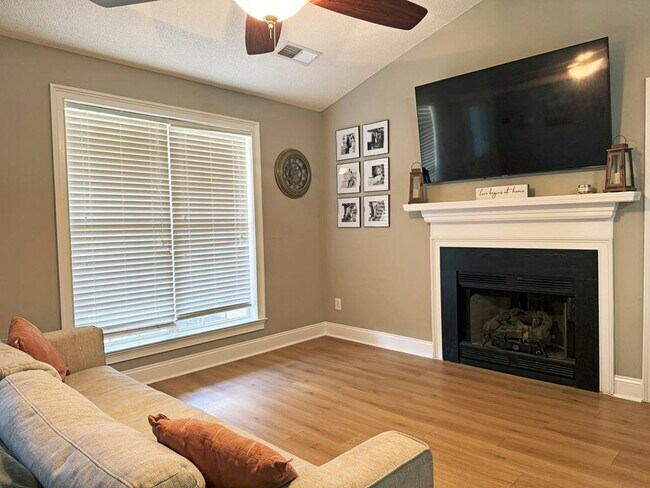 Foto del edificio - 1290 Monterey Dr