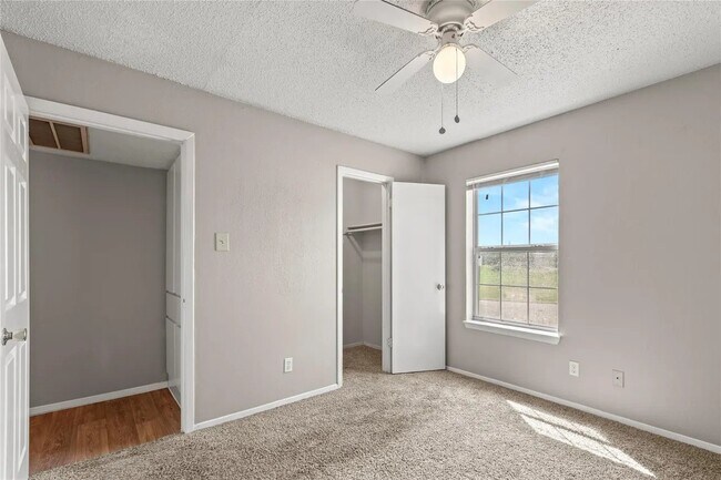 Foto del edificio - 1625 Mary K Ln