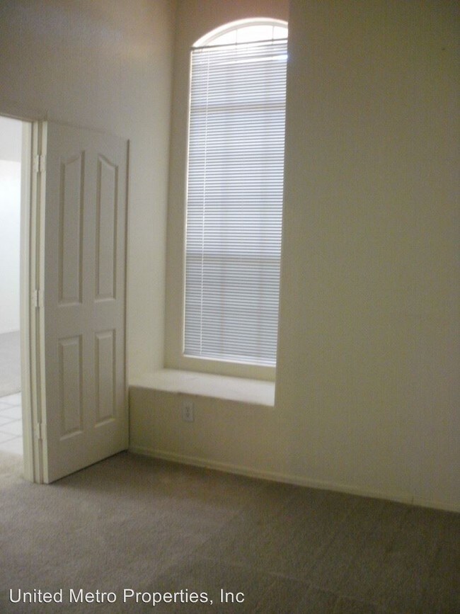 Building Photo - 2033 S Rowen