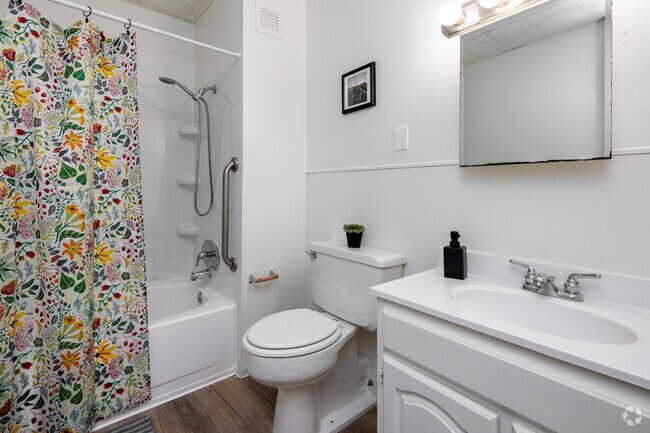 1 habitación, 1 baño - 550 pies cuadrados - Baño - Riverview Apartments