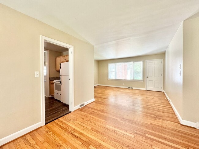 Building Photo - 3808 Parkwood Dr
