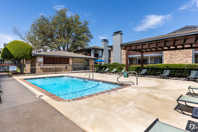 Piscina chispeante con terraza - Spring Creek Apartments