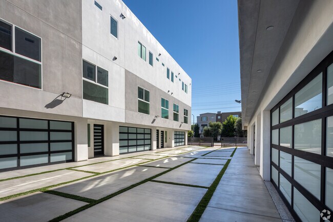 Foto del edificio - 5655 Hazeltine Ave