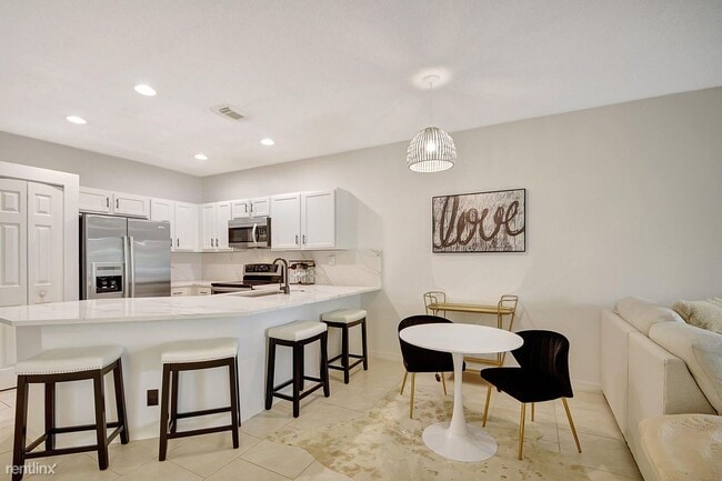 Building Photo - 2 br, 2.5 bath House - 1526 Westchester Ave