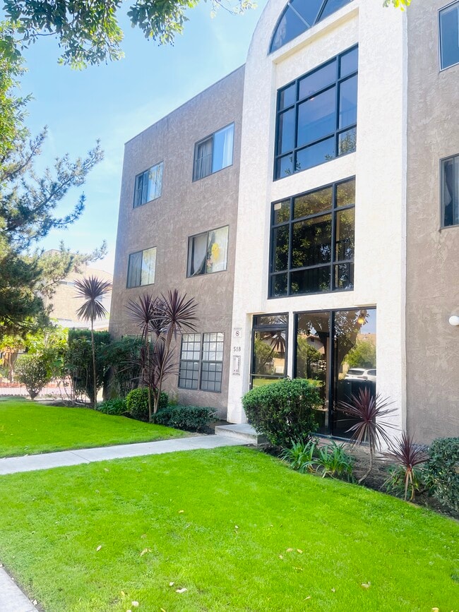 Building Photo - 518 Oak St