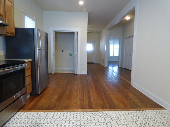 Foto del edificio - Vintage, Renovated SF House! High Ceilings, HW Floors, Covered Porch, Off-Street Parking!