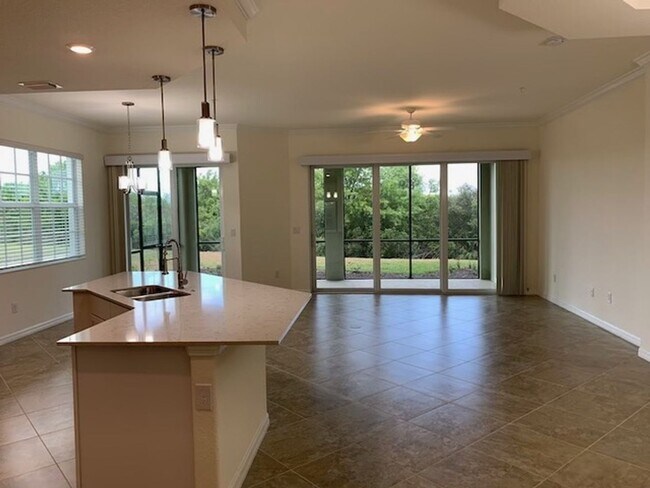 Foto del edificio - JUST LISTED! -3/2 COACH HOME  - COUNTRY CLUB EAST  - NICE!!