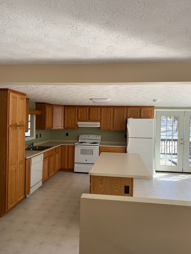 Building Photo - 51 Pelton Hill Rd