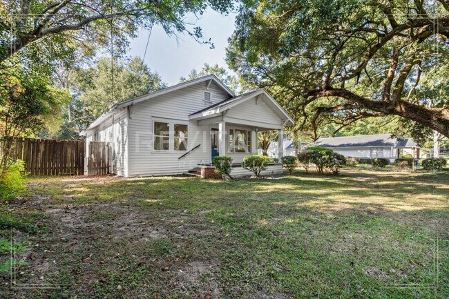 Foto del edificio - Updated 3 Bed 2 Bath with Large Fenced Yard