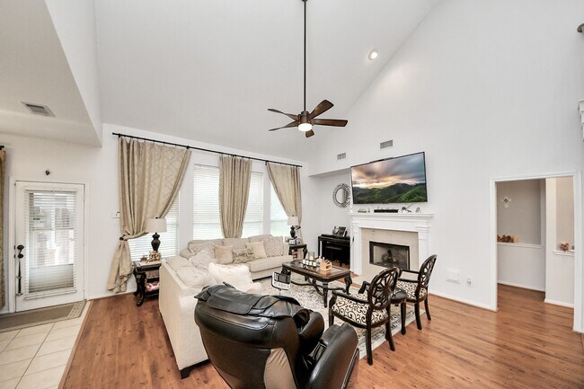 Foto del edificio - 3715 Hawkins Ct