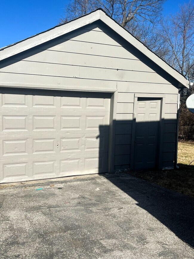 Building Photo - 3 Bedroom Home for Rent in Ferguson!